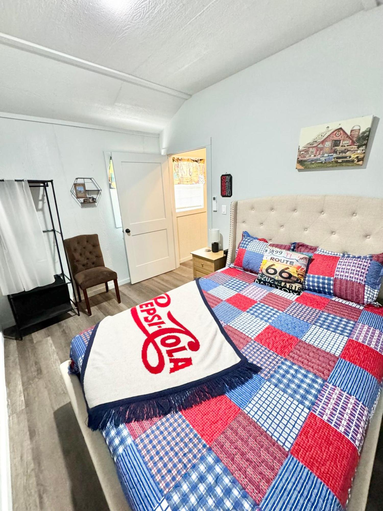 Charming Rt 66 Tiny Cabin-mins To Main St Holiday home Bandera