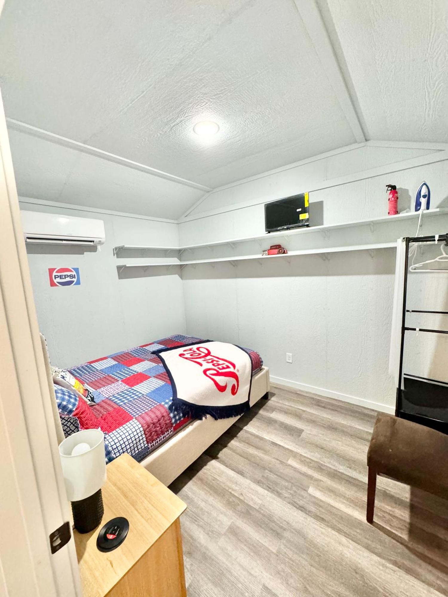 Charming Rt 66 Tiny Cabin-mins To Main St Holiday home Bandera