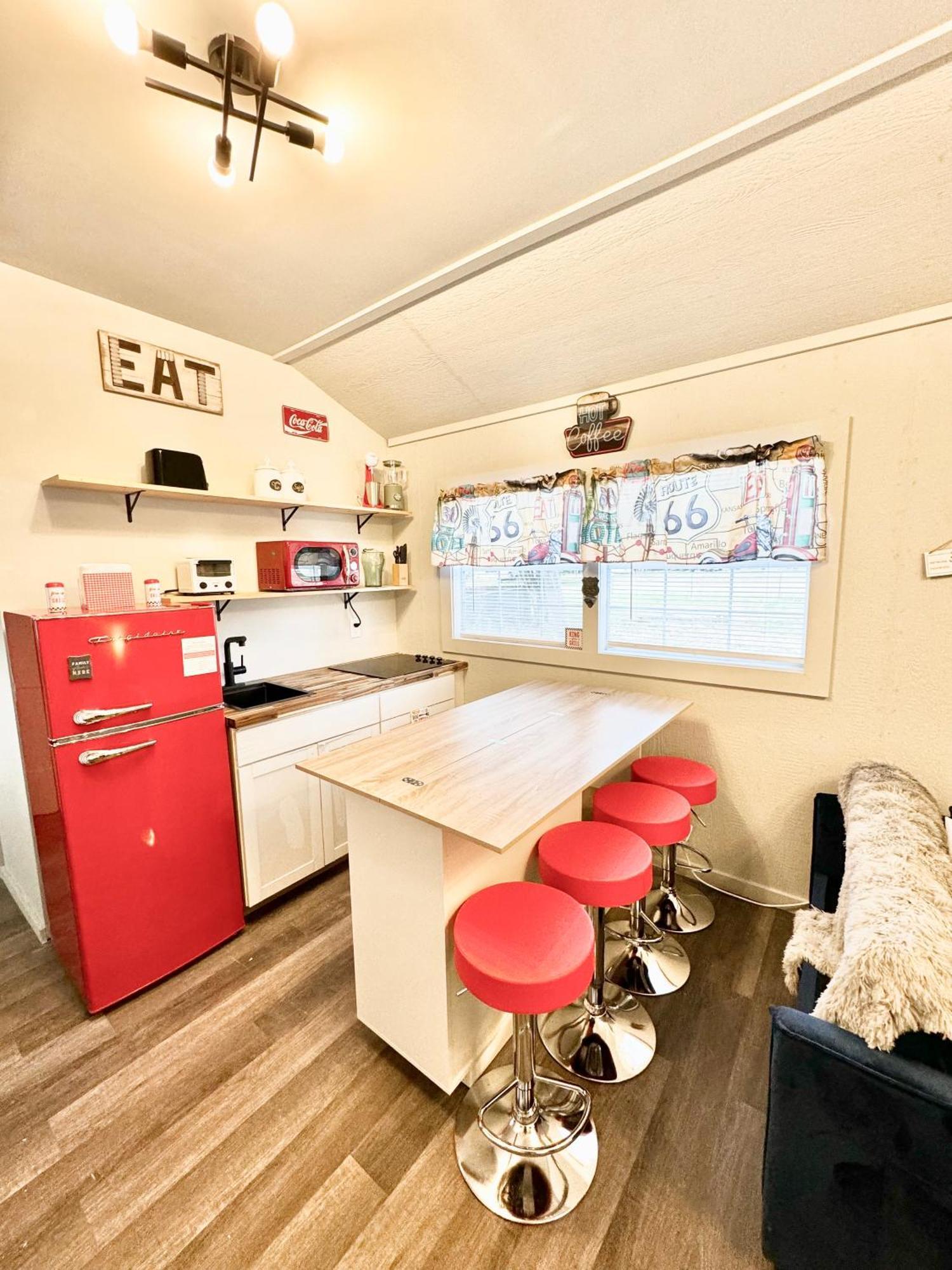 Charming Rt 66 Tiny Cabin-mins To Main St Holiday home Bandera